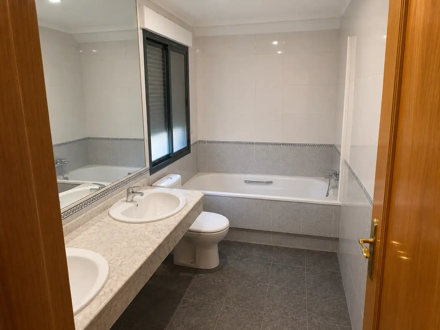 Bany de Casa o xalet en venda en Tordesillas amb Jardí privat, Terrassa i Piscina comunitària
