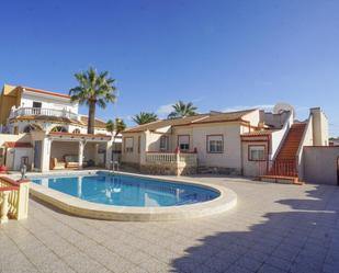 Vista exterior de Casa o xalet en venda en Torrevieja amb Aire condicionat, Jardí privat i Terrassa