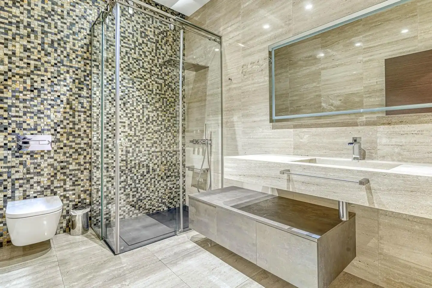 Bathroom of Houses for sale in Figueres  with Private garden, Terrace and Swimming Pool