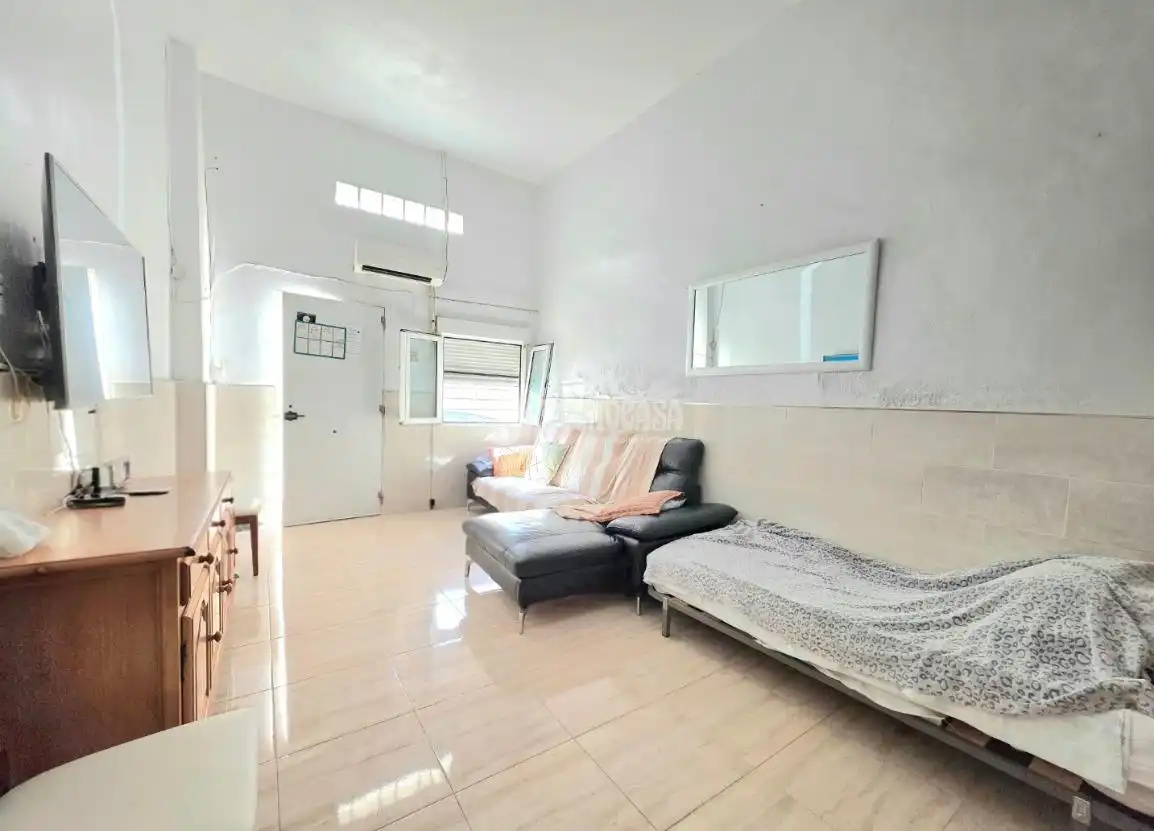 Sala de estar de Casa adosada en venta en Almería con Calefacción