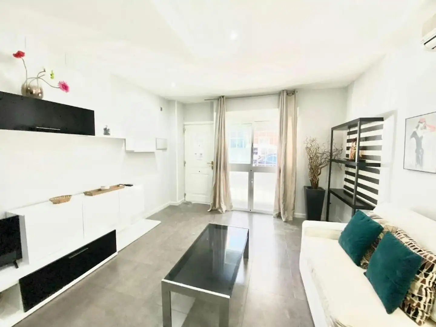 Living room of Flat for rent in Madrid  with Air Conditioner, Heating and Furnished