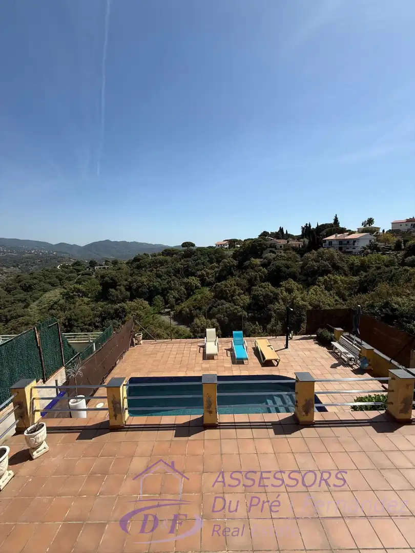 Casa aparellada amb terrassa en venda a Sant Cebrià de Vallalta
