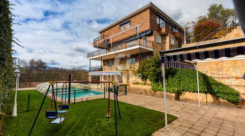 Este espectacular chalet independiente se encuentra en la Sierra Noroeste de Madrid. Ubicada en Colmenarejo, a menos de 10km del E