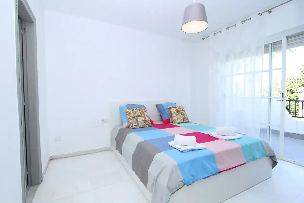 Dormitori de Casa adosada en venda en Marbella amb Aire condicionat, Terrassa i Traster