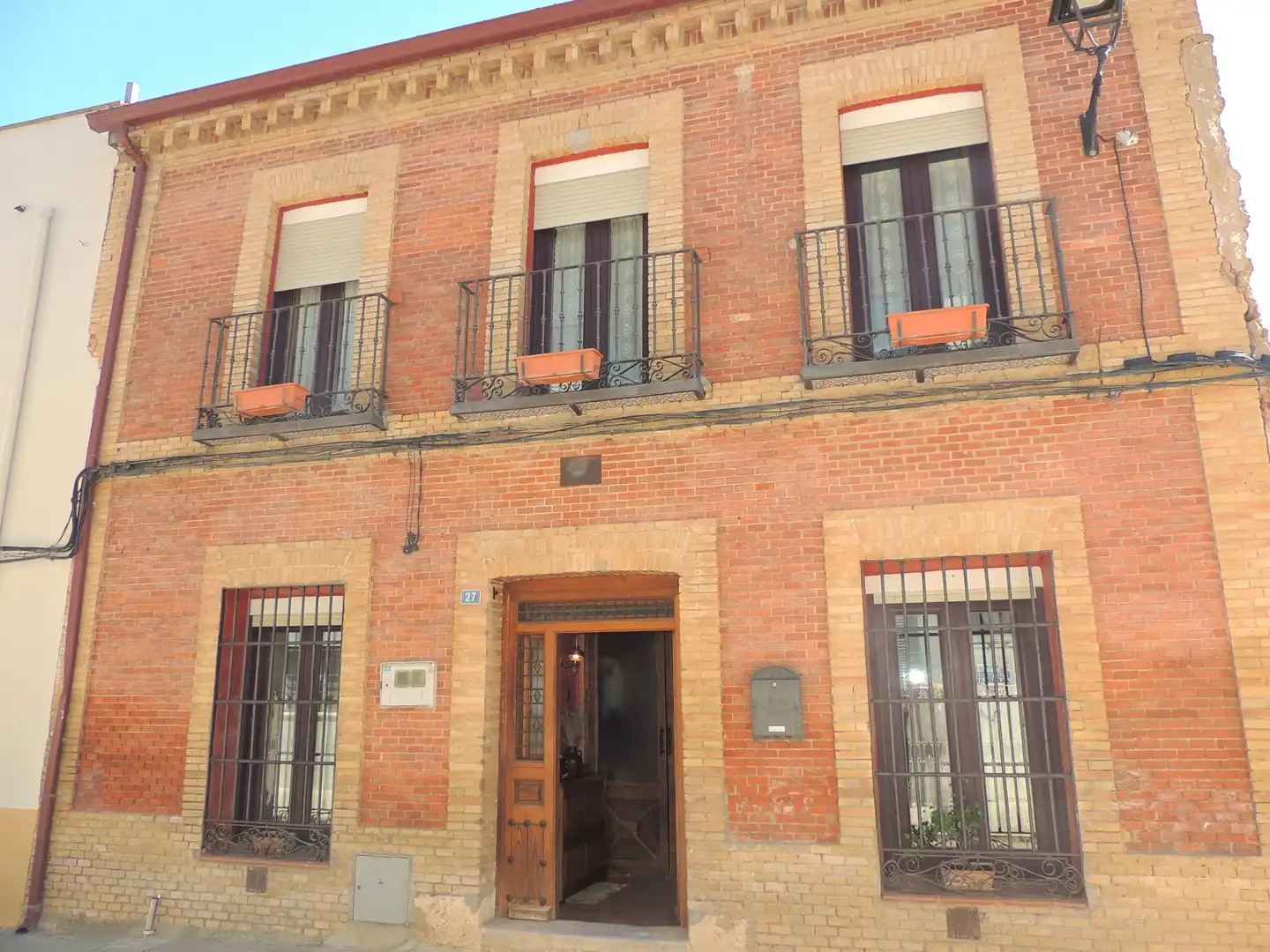 Vista exterior de Casa adosada en venta en Yunquera de Henares con Terraza y Balcón