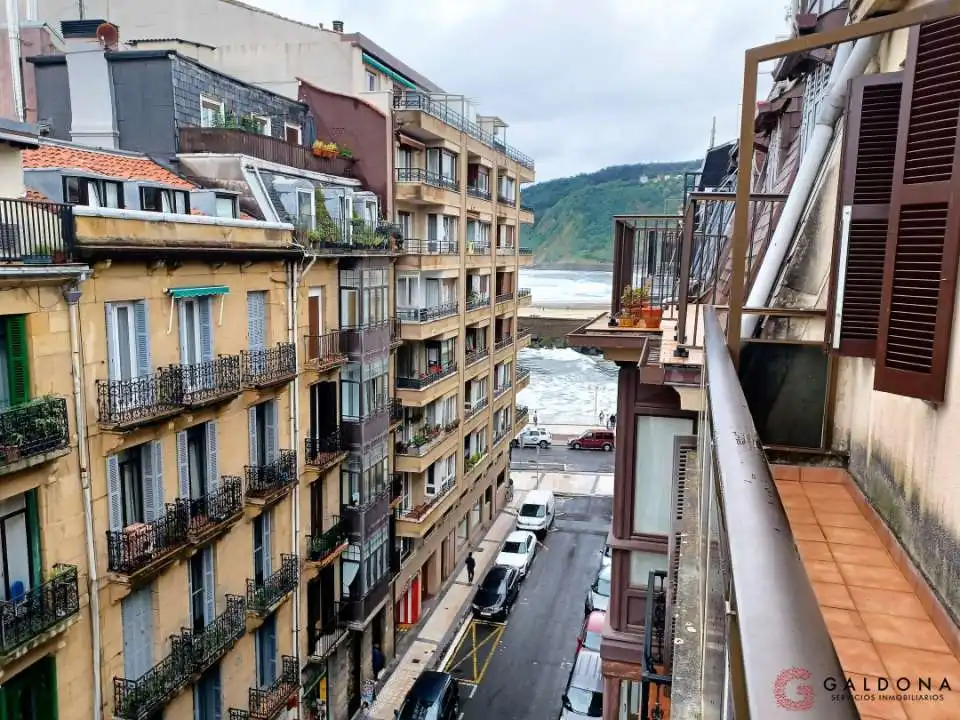 Außenansicht von Wohnung zur Miete in Donostia - San Sebastián  mit Heizung, Ofen und Waschmaschine