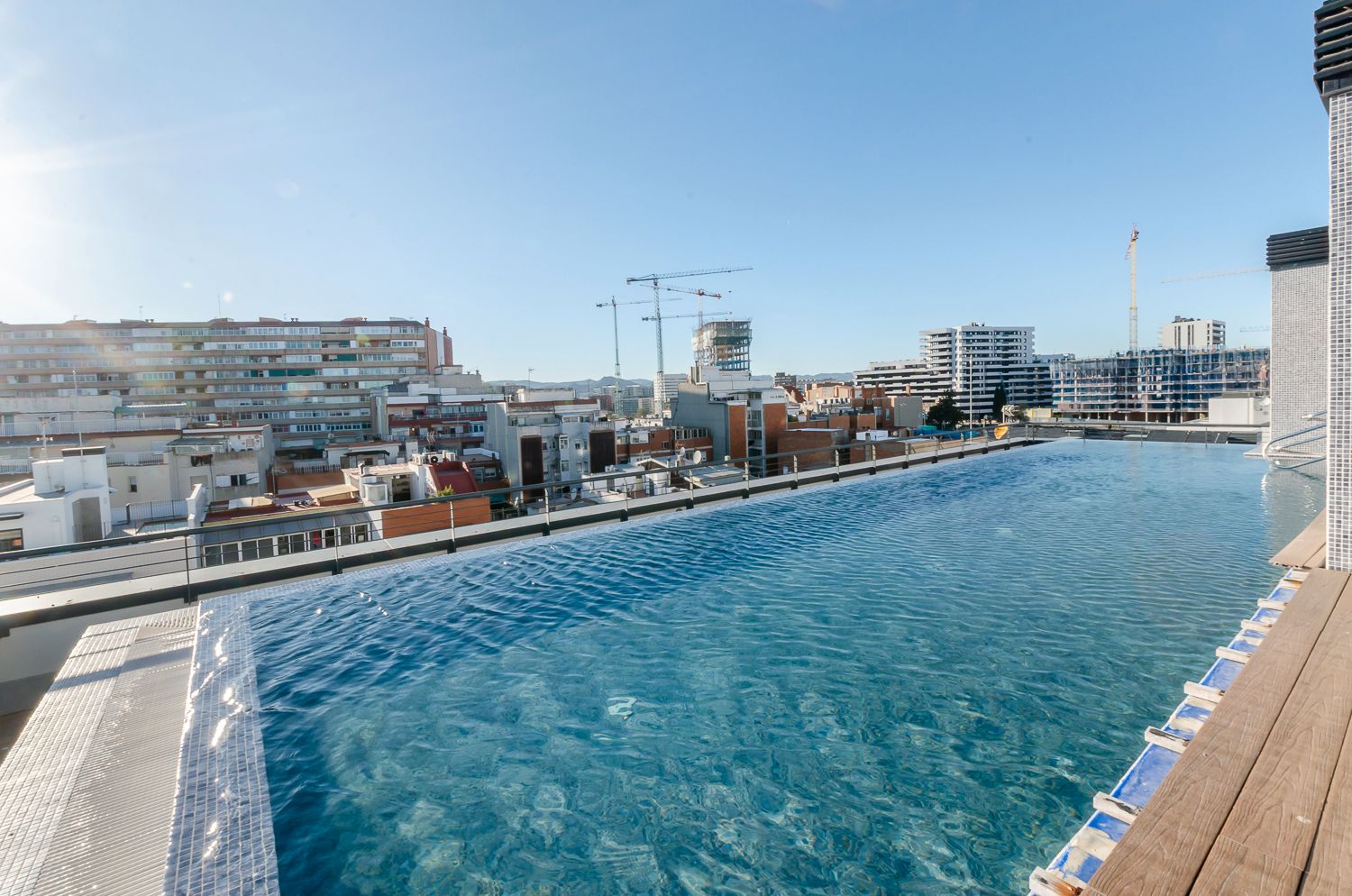 Piscina de Pis en venda en L'Hospitalet de Llobregat amb Aire condicionat, Calefacció i Terrassa