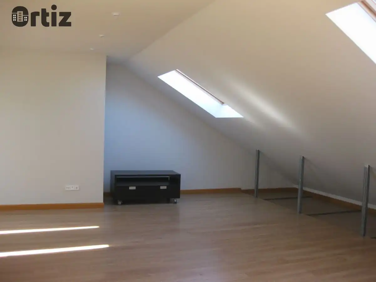 Piso de alquiler en Pozuelo del Rey con Calefacción y Piscina comunitaria