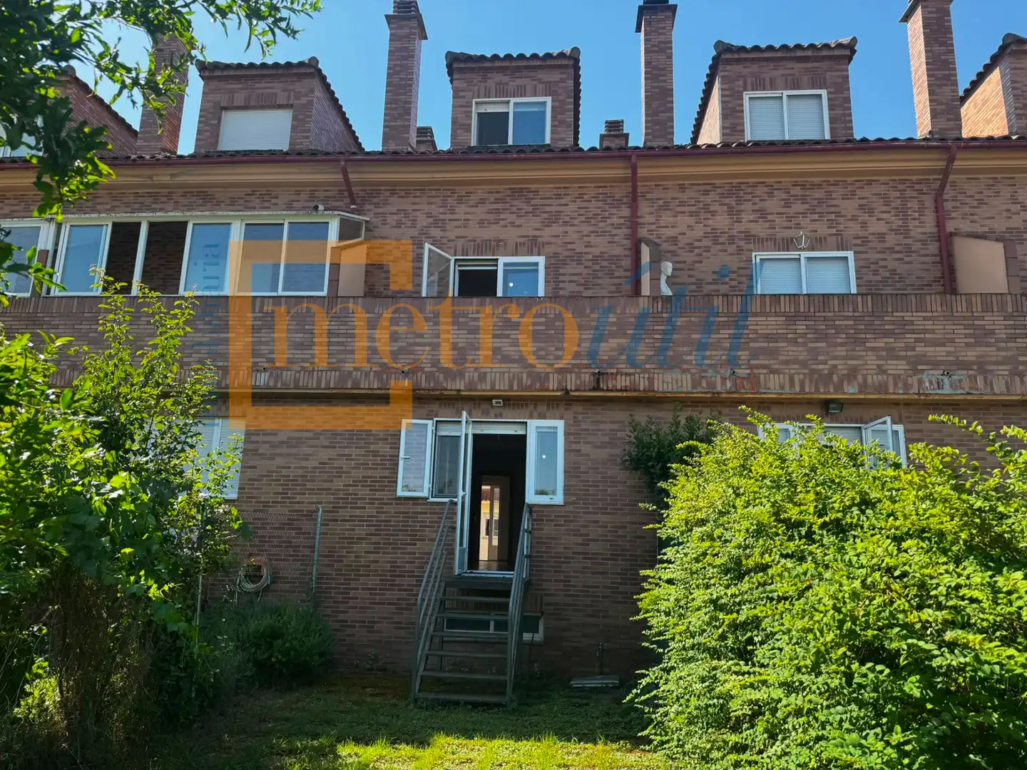 Vista exterior de Casa adosada en venda en Galindo y Perahuy amb Calefacció, Jardí privat i Parquet