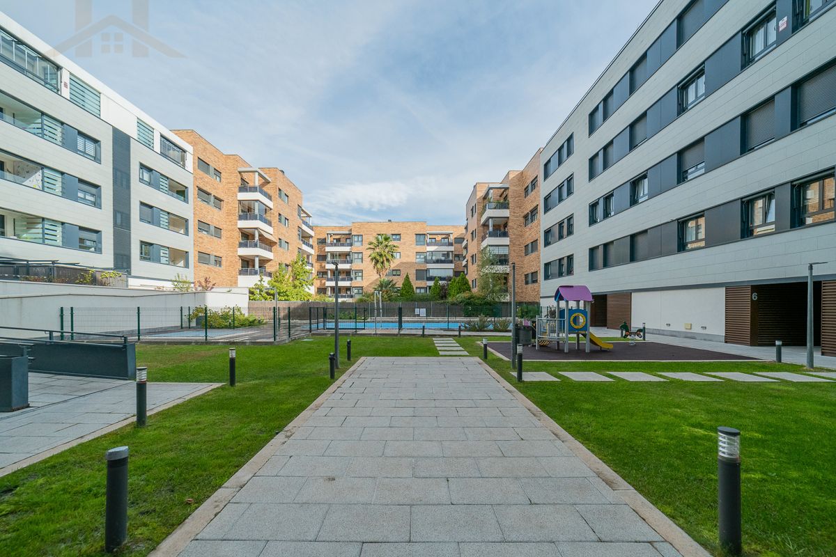 Vista exterior de Pis en venda en Alcobendas amb Aire condicionat, Calefacció i Jardí privat