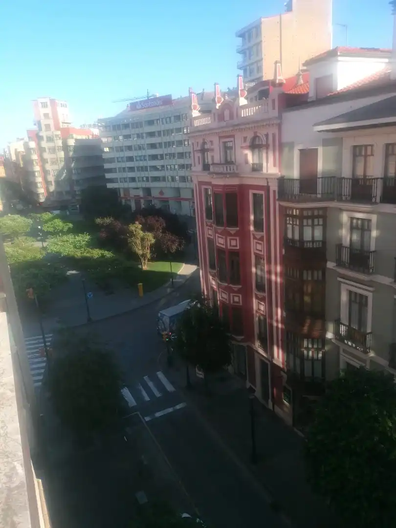 Außenansicht von Wohnung zur Miete in Gijón  mit Heizung, Parkett und Terrasse