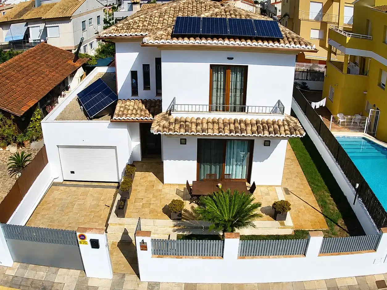 Vista exterior de Casa o xalet en venda en Oliva amb Aire condicionat, Terrassa i Piscina
