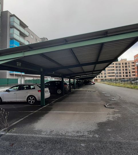 Foto 2 de Garaje en venta en C/ Suecia, Portillejo - Valdegastea, Logroño