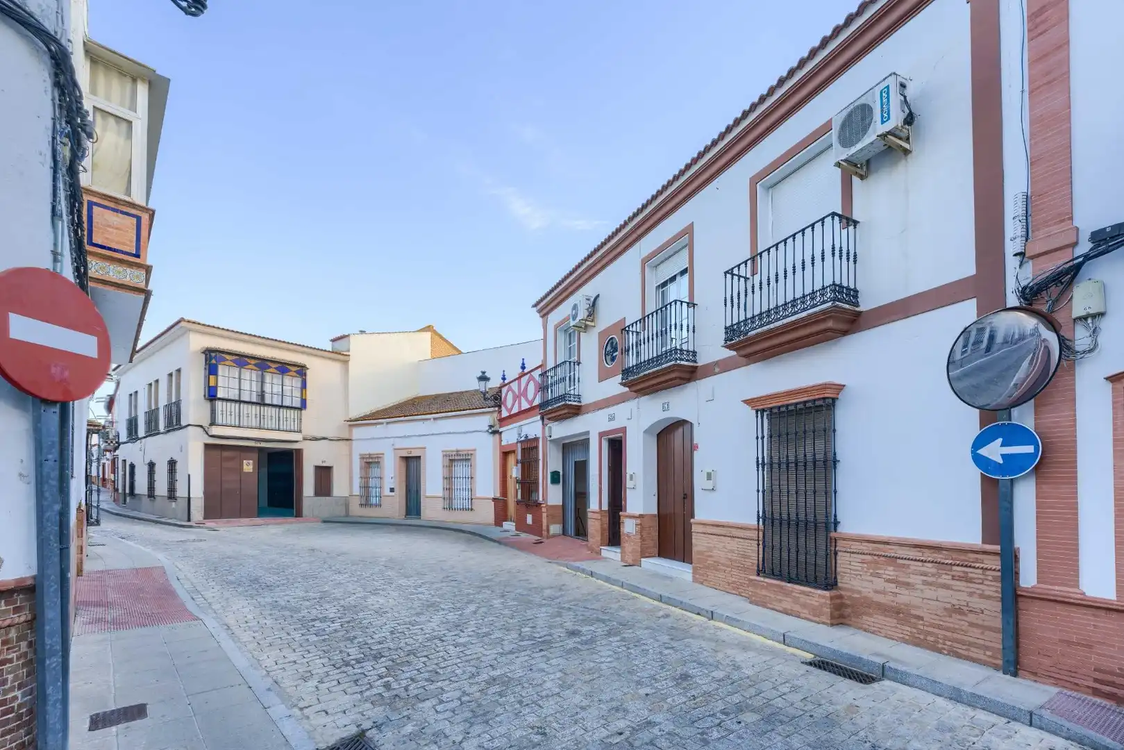 Vista exterior de Casa adosada en venta en La Palma del Condado con Aire acondicionado, Calefacción y Terraza