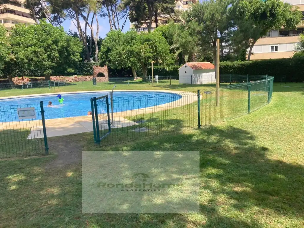 Swimming pool of Flat for rent in Torremolinos