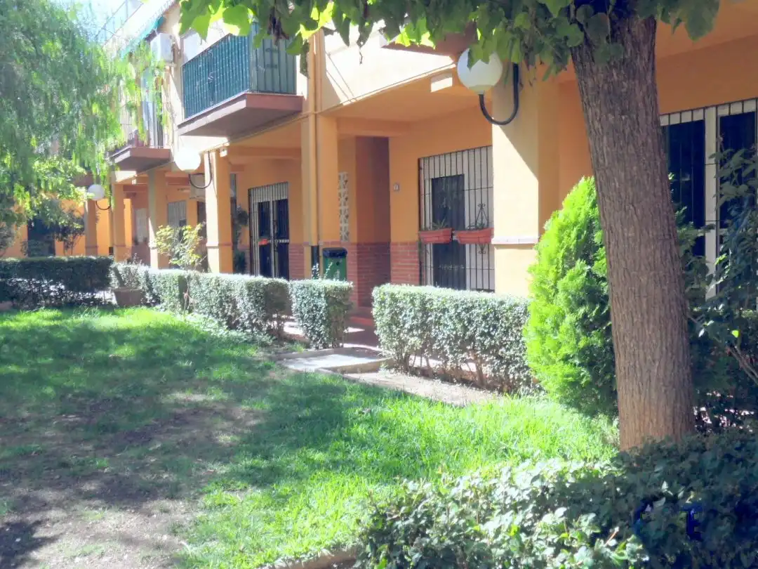 Vista exterior de Piso en venta en La Zubia Ciudad
