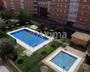 Piscina de Pis de lloguer en  Sevilla Capital amb Aire condicionat