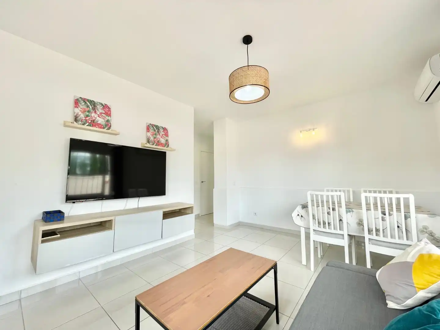 Sala d'estar de Apartament de lloguer en Torrevieja amb Aire condicionat, Calefacció i Terrassa