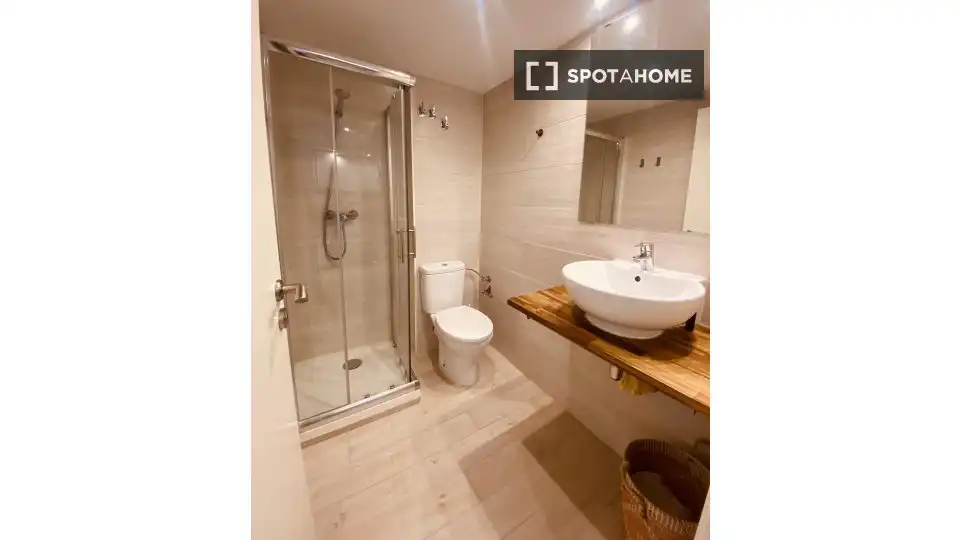 Bathroom of Flat for rent in Valencia  with Air Conditioner, Heating and Furnished