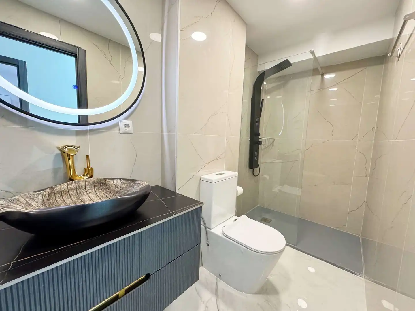 Baño de Piso en venta en Alicante / Alacant con Aire acondicionado, Terraza y Trastero
