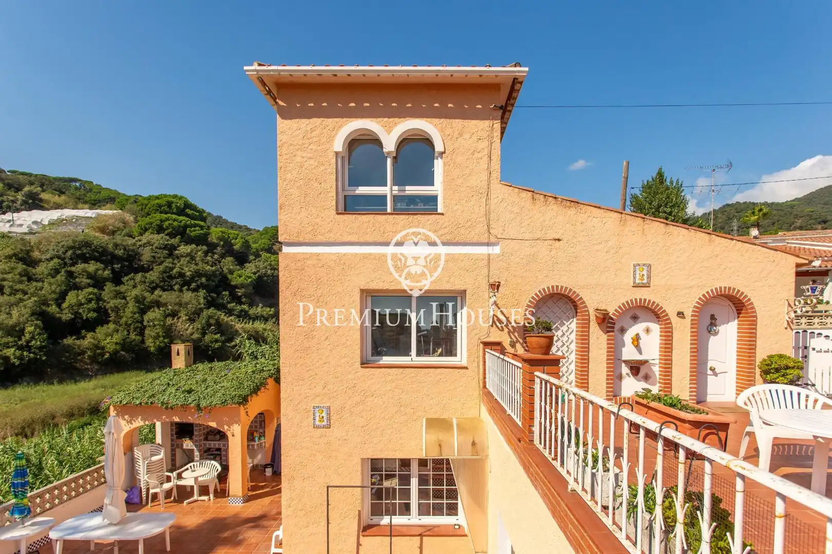 Vista exterior de Casa o xalet en venda en Calella amb Aire condicionat, Calefacció i Jardí privat