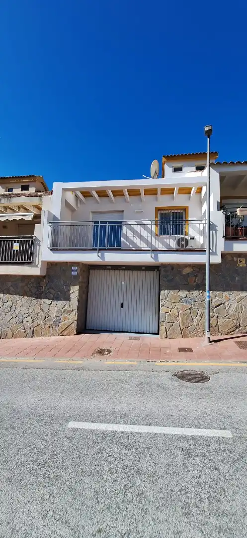 Vista exterior de Casa adosada en venda en Benalmádena amb Aire condicionat, Jardí privat i Terrassa