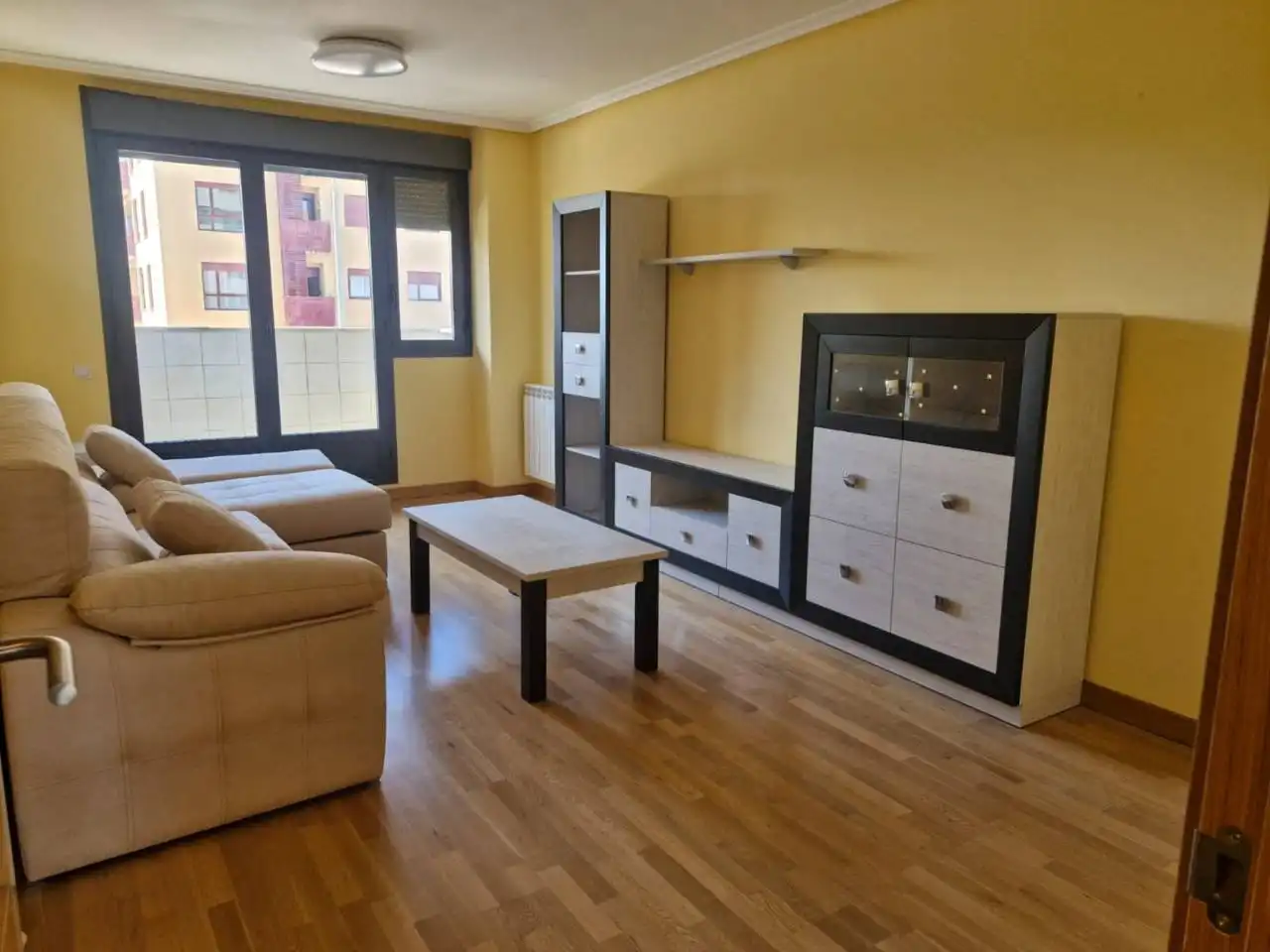 Sala de estar de Piso de alquiler en  Logroño con Calefacción, Parquet y Terraza
