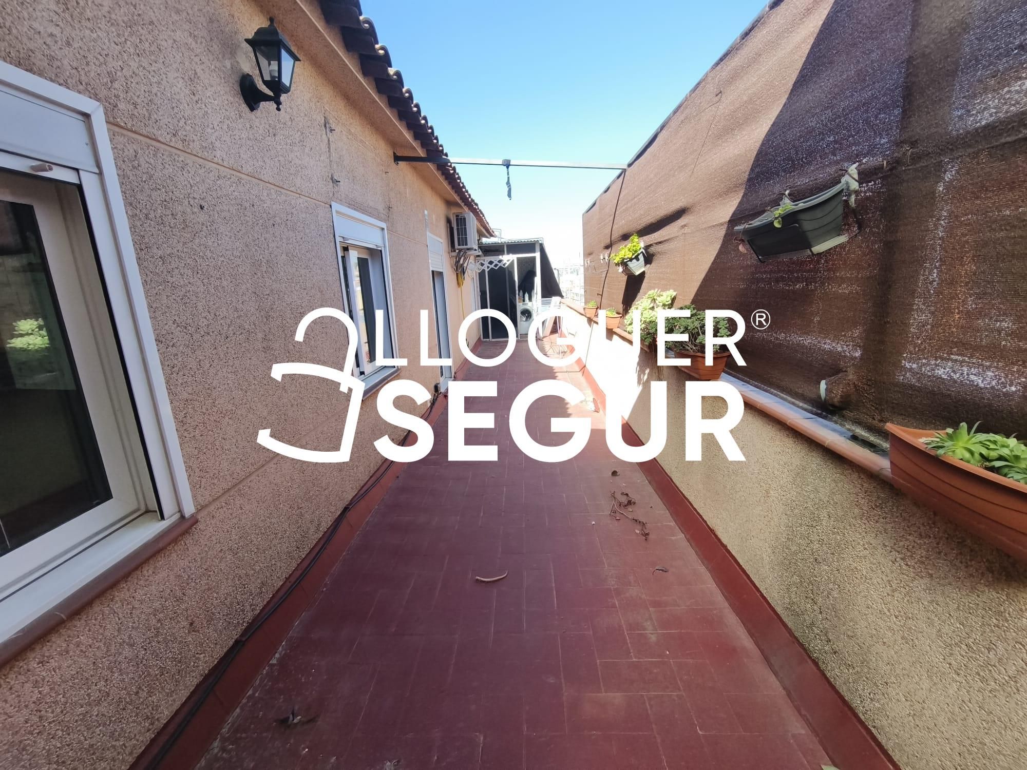 Àtic de lloguer a Flor i Cel, El Raval