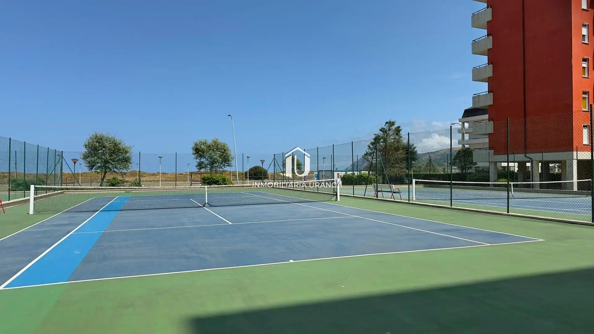 Vista exterior de Piso en venta en Laredo con Calefacción, Terraza y Piscina comunitaria