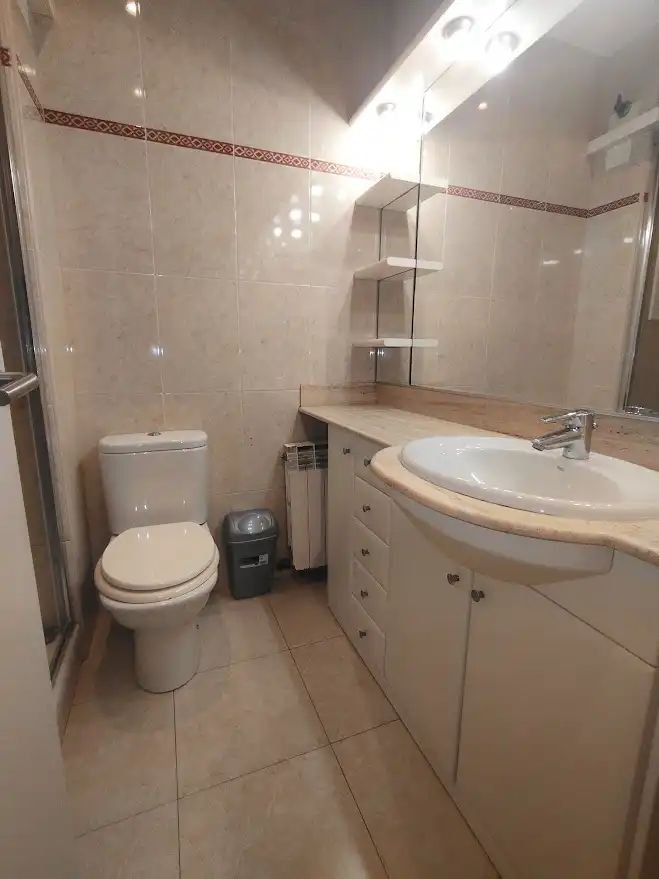 Badezimmer von Wohnung zur Miete in Lleida mit Heizung, Möbliert und Ofen