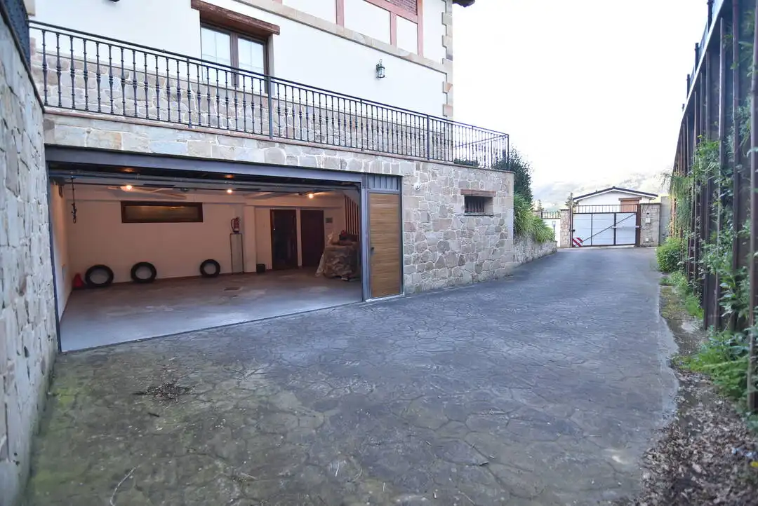 Aparcament de Casa o xalet en venda en Ermua amb Calefacció, Jardí privat i Terrassa