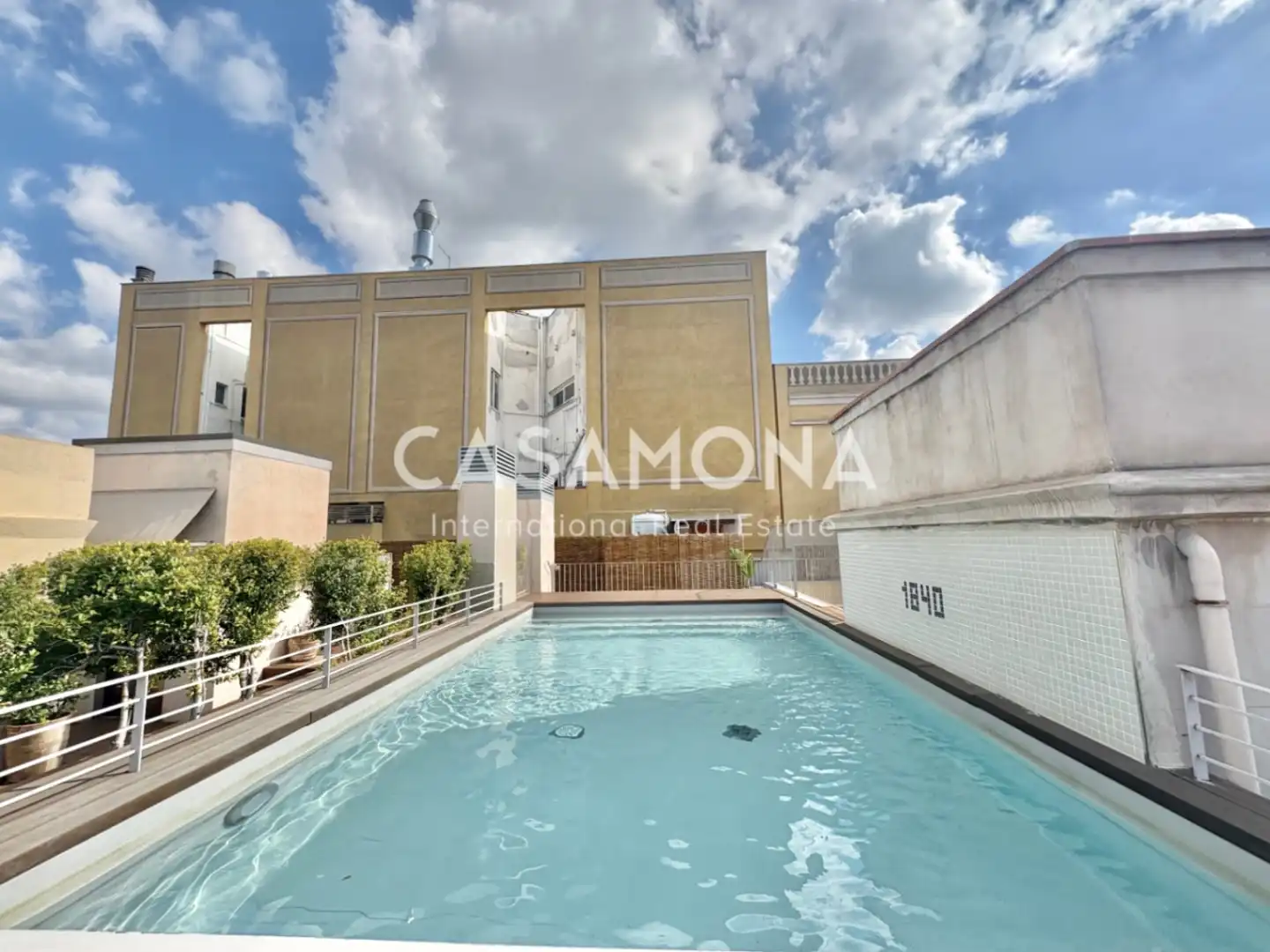 Piscina de Apartament en venda en Barcelona amb Aire condicionat, Calefacció i Terrassa
