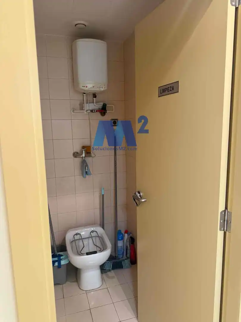 Badezimmer von Fabrikhallen zur Miete in Algete