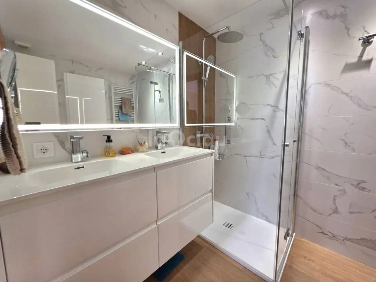 Bathroom of Flat for sale in Vic  with Heating, Parquet flooring and Terrace