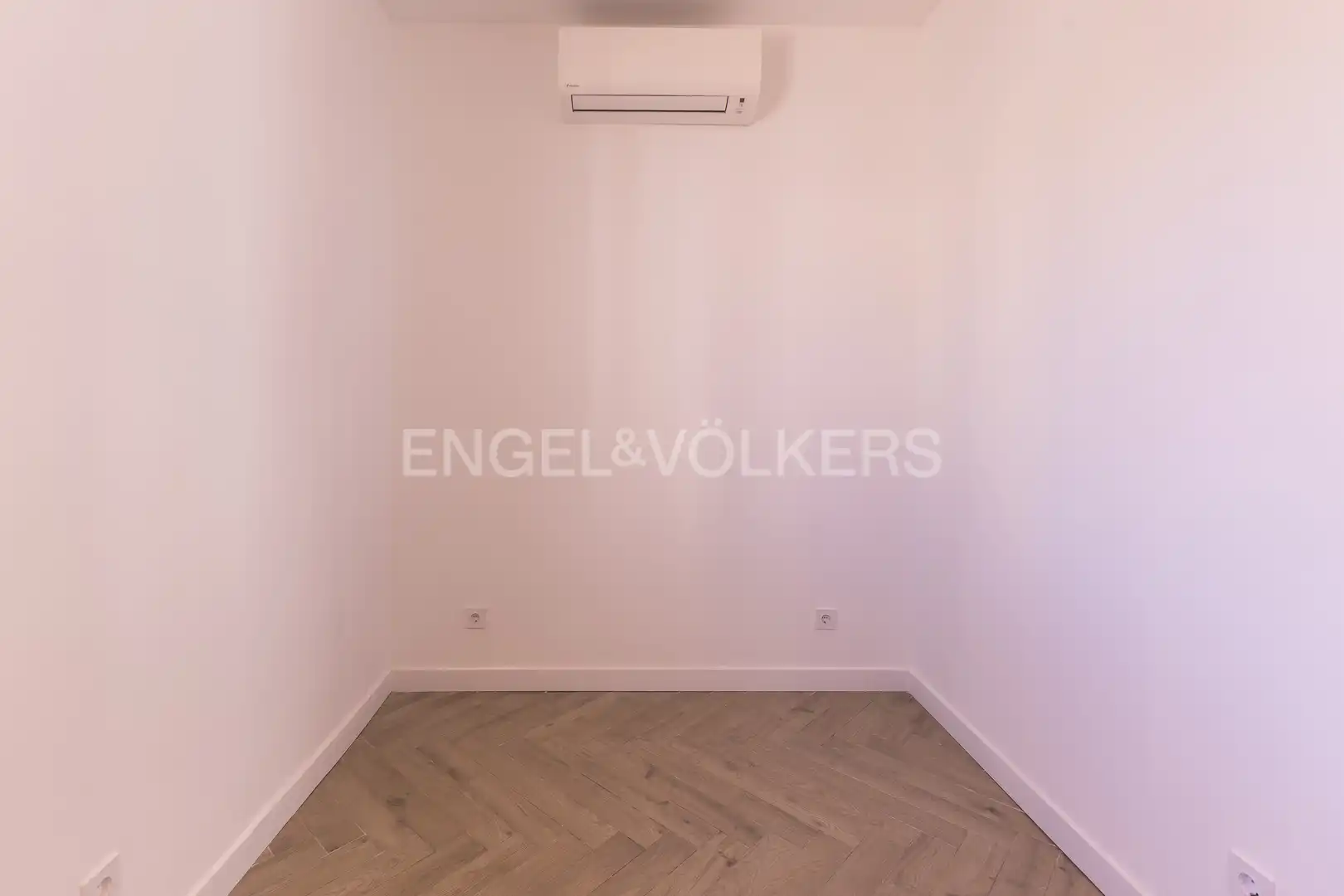 Schlafzimmer von Dachboden zum Verkauf in Madrid mit Klimaanlage, Heizung und Terrasse