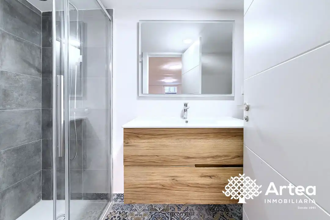 Baño de Piso en venta en Bilbao  con Balcón y Alarma