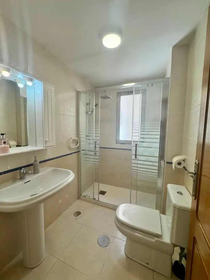 Badezimmer von Wohnung zum Verkauf in Torrevieja mit Klimaanlage, Heizung und Terrasse