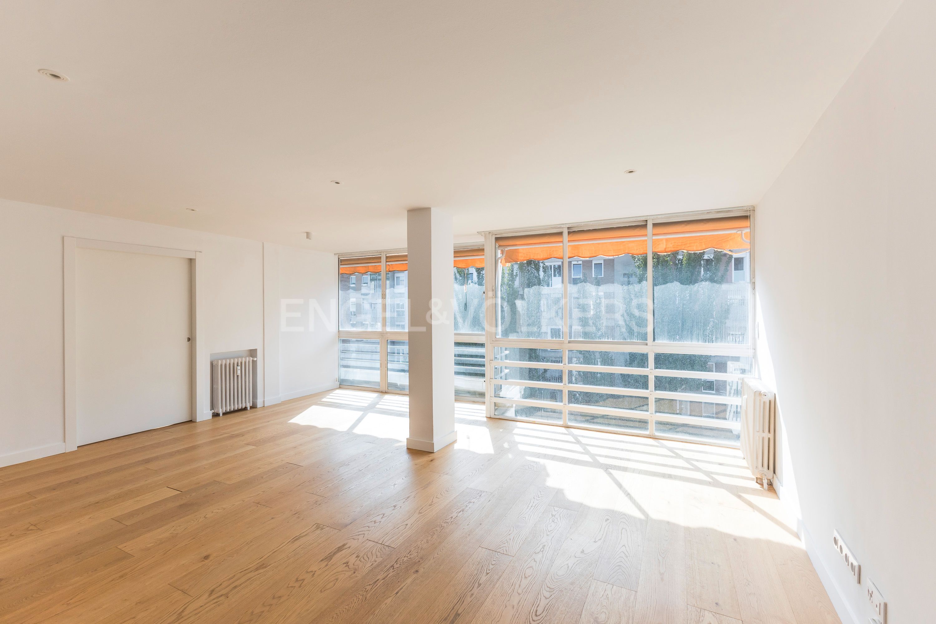 Sala d'estar de Apartament de lloguer en  Madrid Capital amb Aire condicionat, Calefacció i Jardí privat