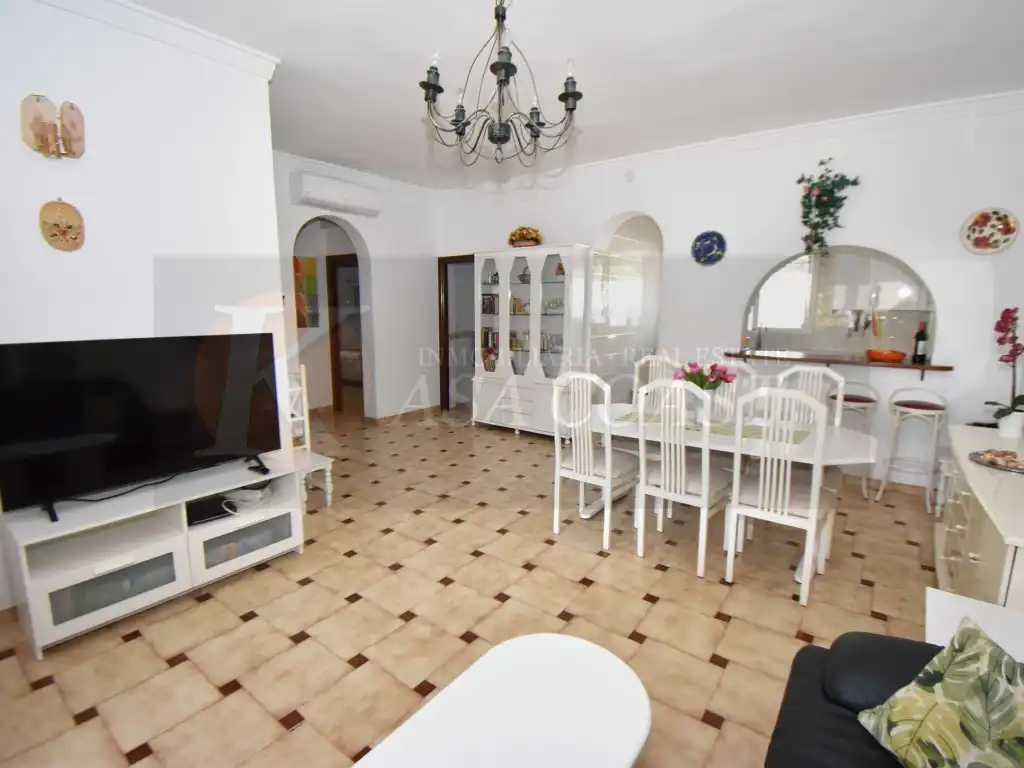 Sala d'estar de Pis en venda en Fuengirola amb Aire condicionat, Jardí privat i Piscina comunitària
