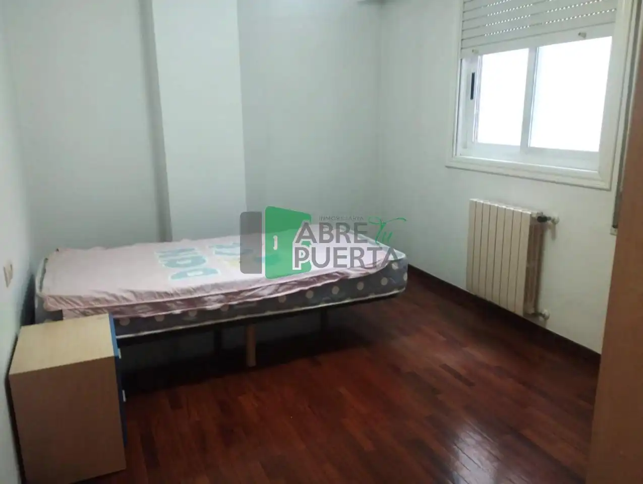 Dormitori de Apartament de lloguer en Ourense Capital  amb Calefacció, Parquet i Traster