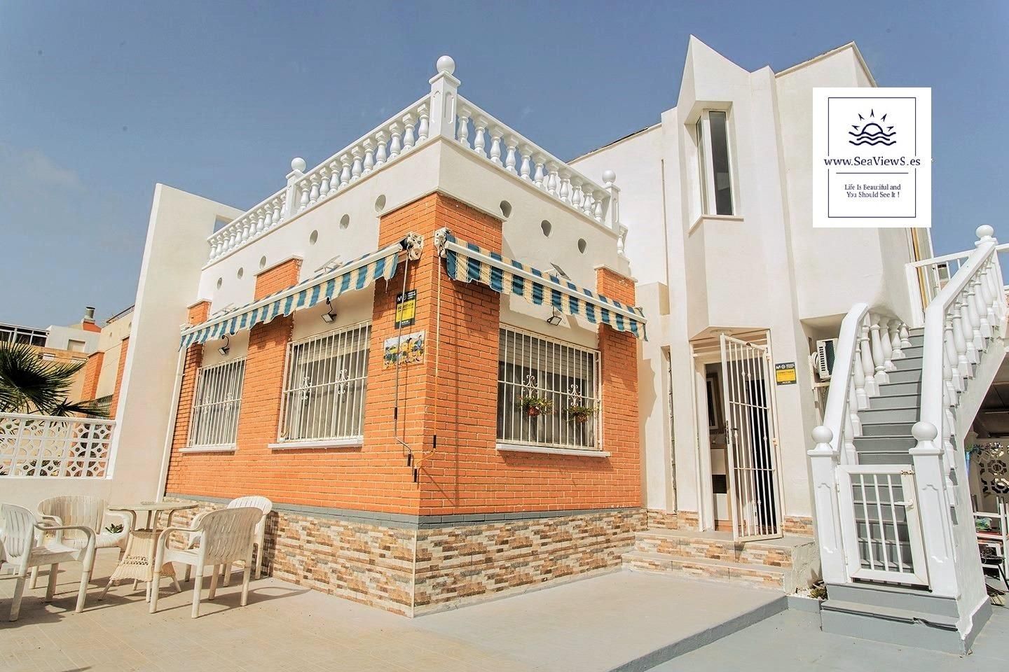 Vista exterior de Casa adosada en venda en Orihuela amb Aire condicionat, Calefacció i Jardí privat