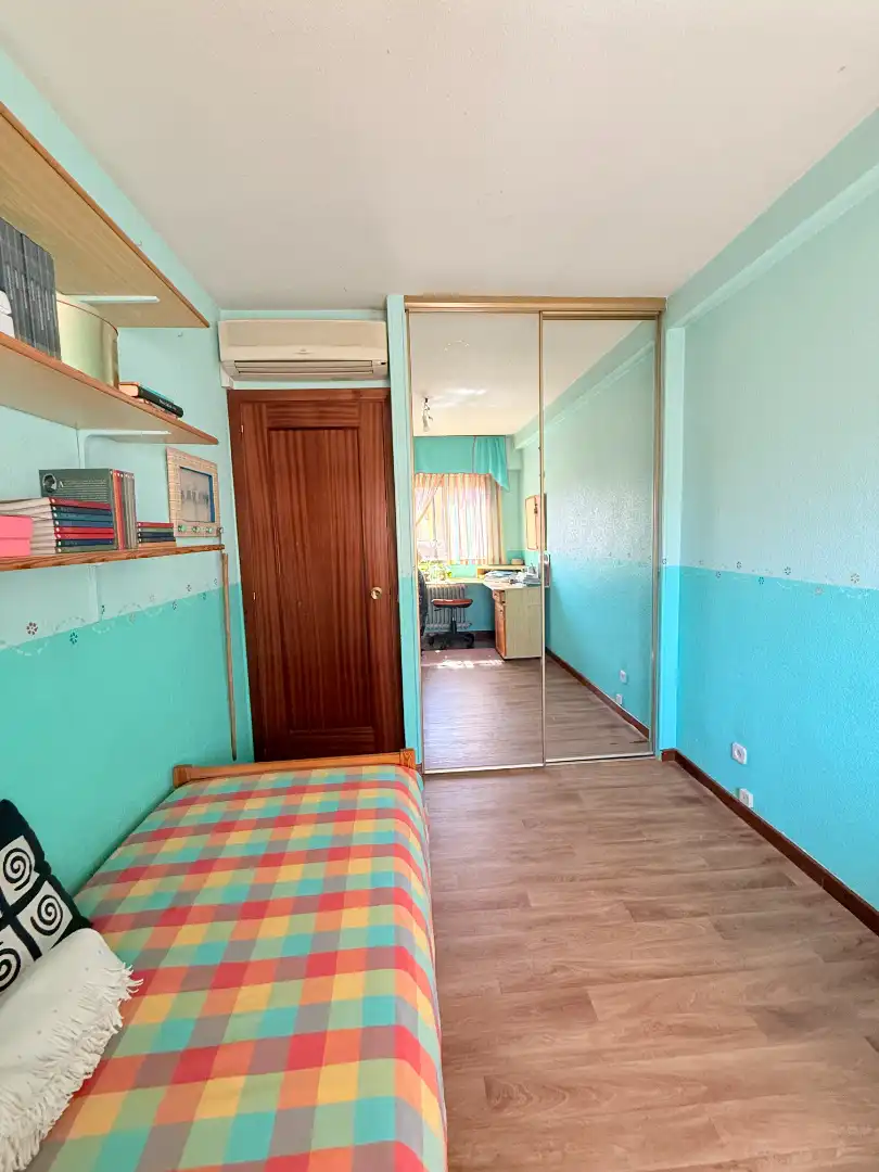 Habitación de Casa adosada en venta en San Sebastián de los Reyes con Aire acondicionado, Calefacción y Jardín privado