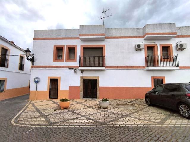 Casa adosada en Venta en España en Torre de Santa María