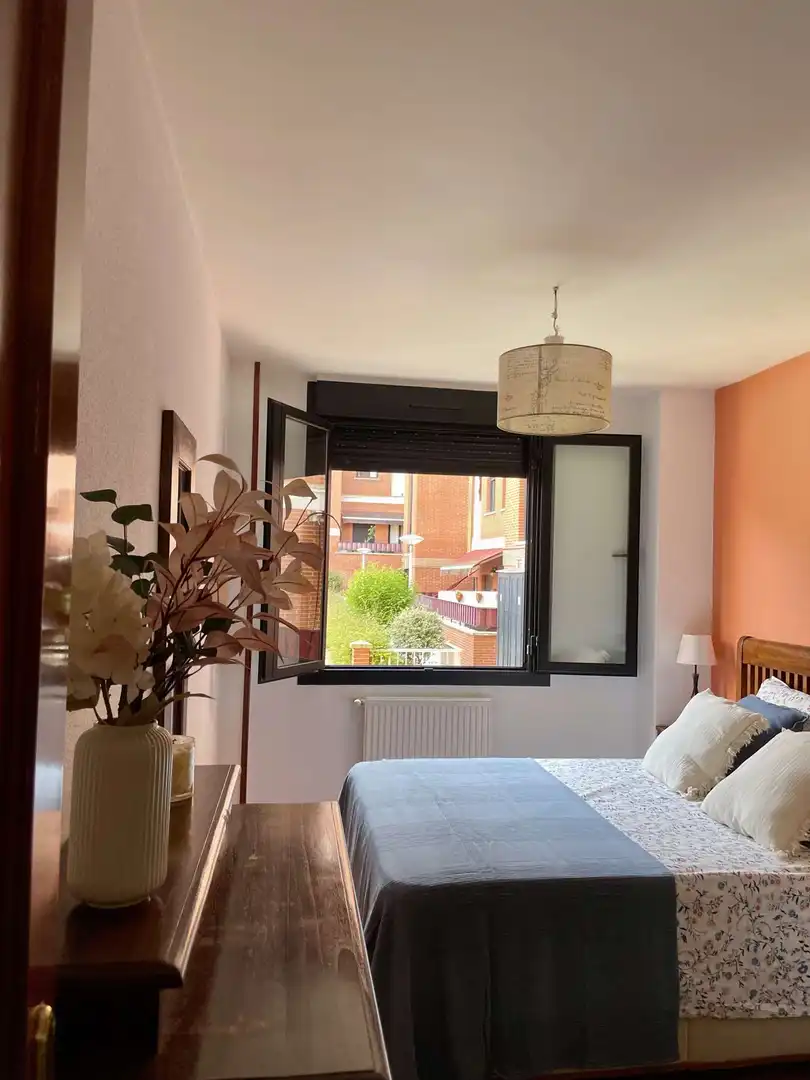 Dormitori de Apartament per a compartir en Castro-Urdiales amb Aire condicionat, Terrassa i Moblat