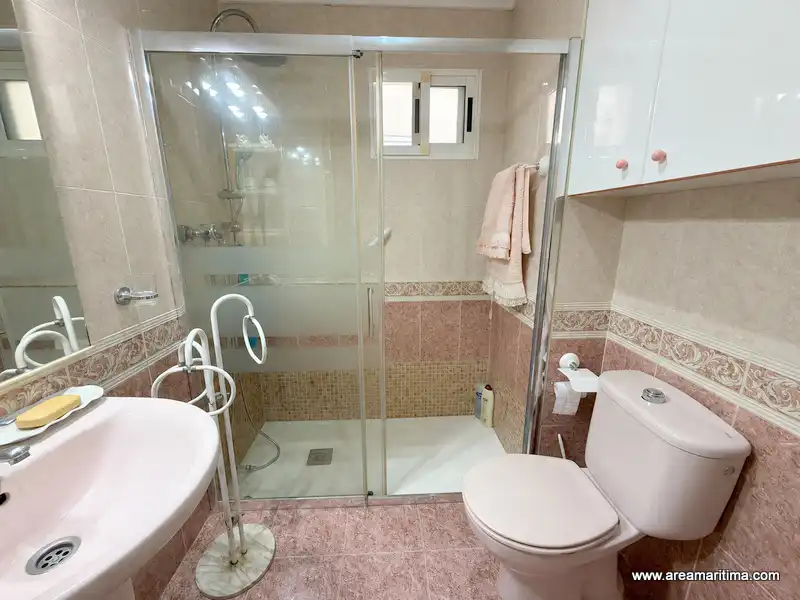 Baño de Piso en venta en Valencia con Aire acondicionado, Calefacción y Horno