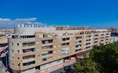 Vista exterior de Apartament en venda en Torrevieja amb Aire condicionat, Terrassa i Balcó