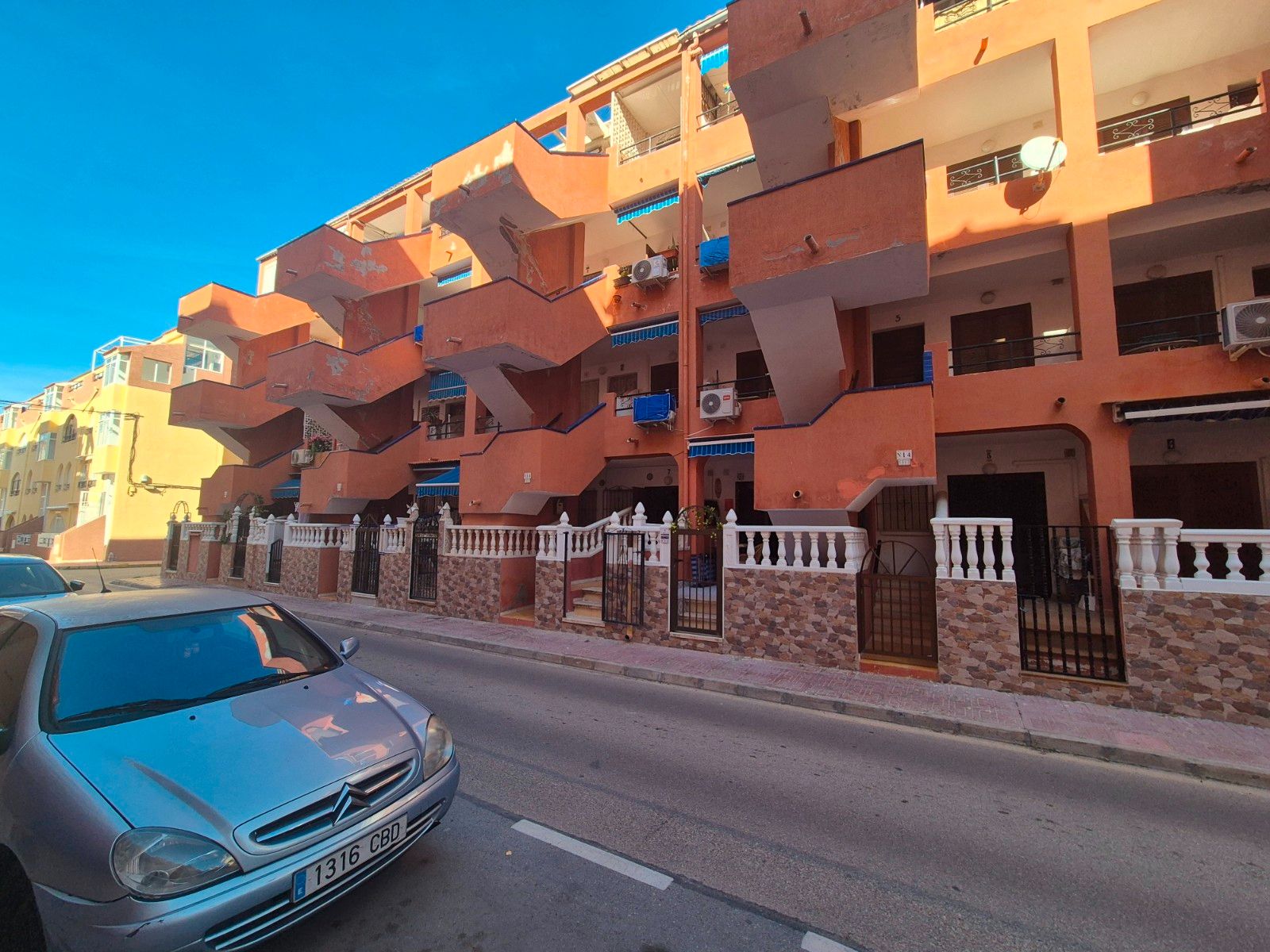 Vista exterior de Planta baixa en venda en Torrevieja amb Aire condicionat, Terrassa i Traster