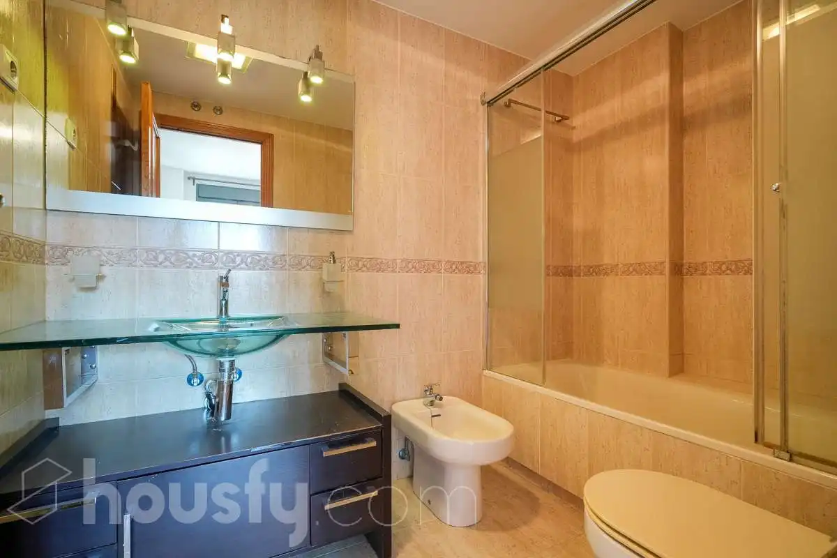 Bathroom of Flat for sale in Madrid  with Air Conditioner, Heating and Private garden