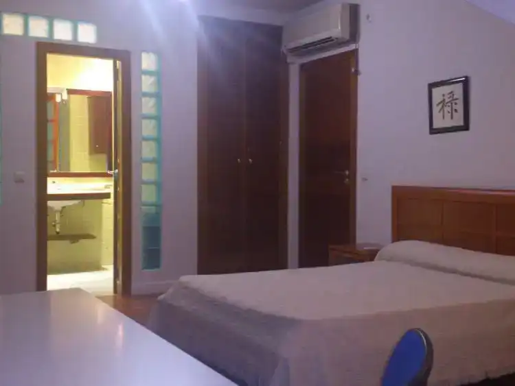 Schlafzimmer von Dachboden zur Miete in Navalmoral de la Mata mit Klimaanlage