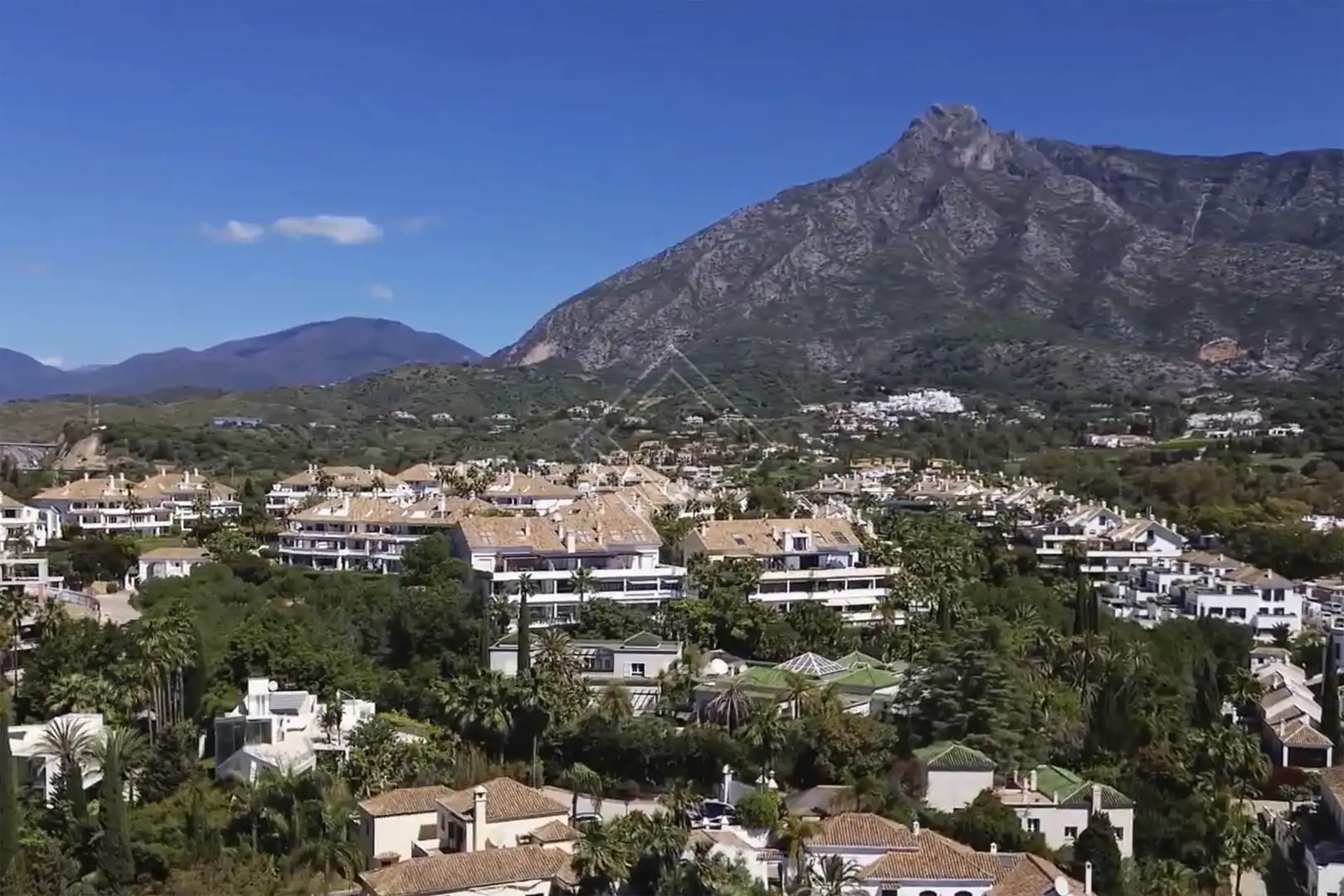 Außenansicht von Wohnung zum Verkauf in Marbella mit Klimaanlage, Heizung und Terrasse